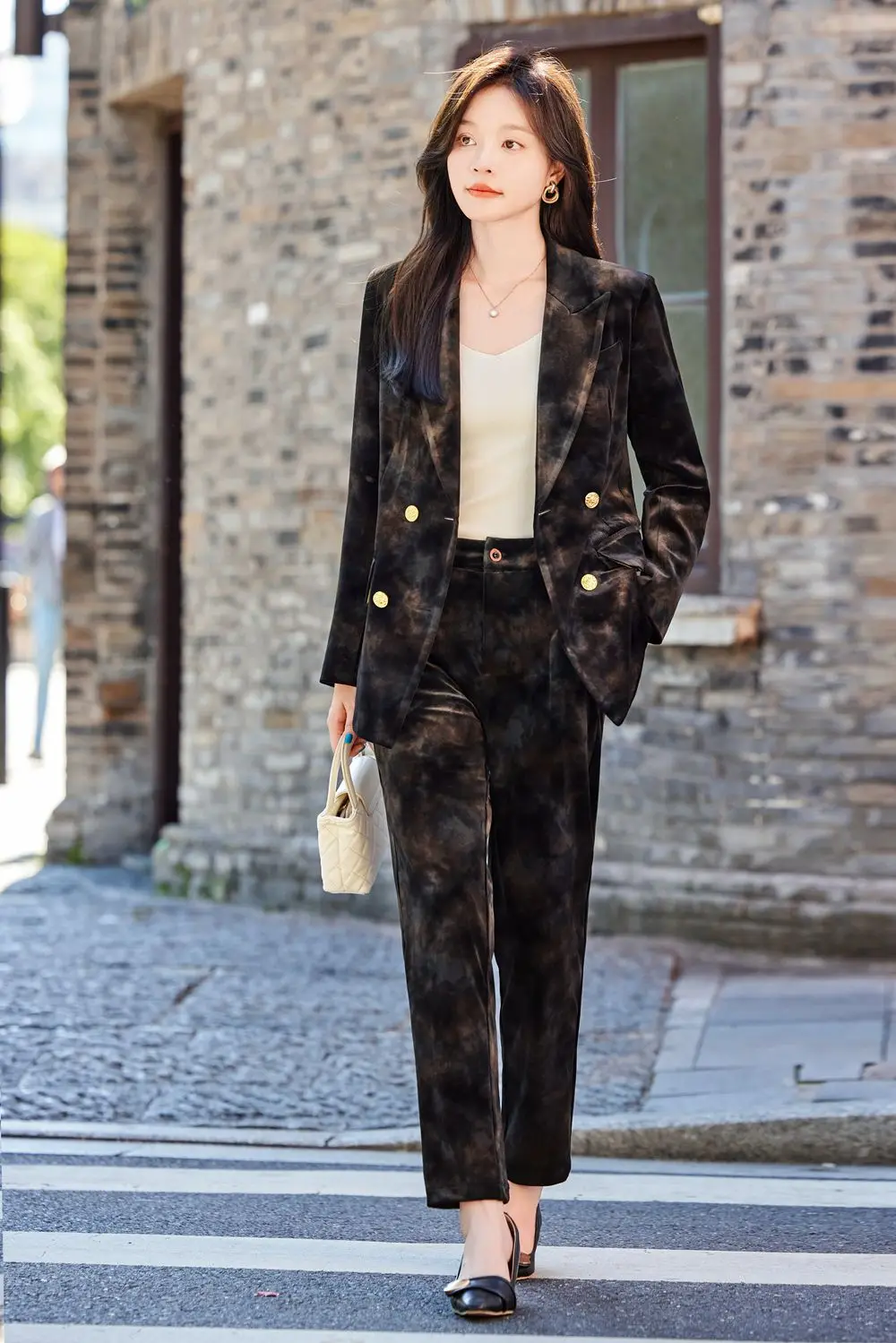 

China Humen Wholesale Clothing City Design Velvet Suit Set for Women 2024 Autumn New Product Korean Edition Small Suit Coat Casu