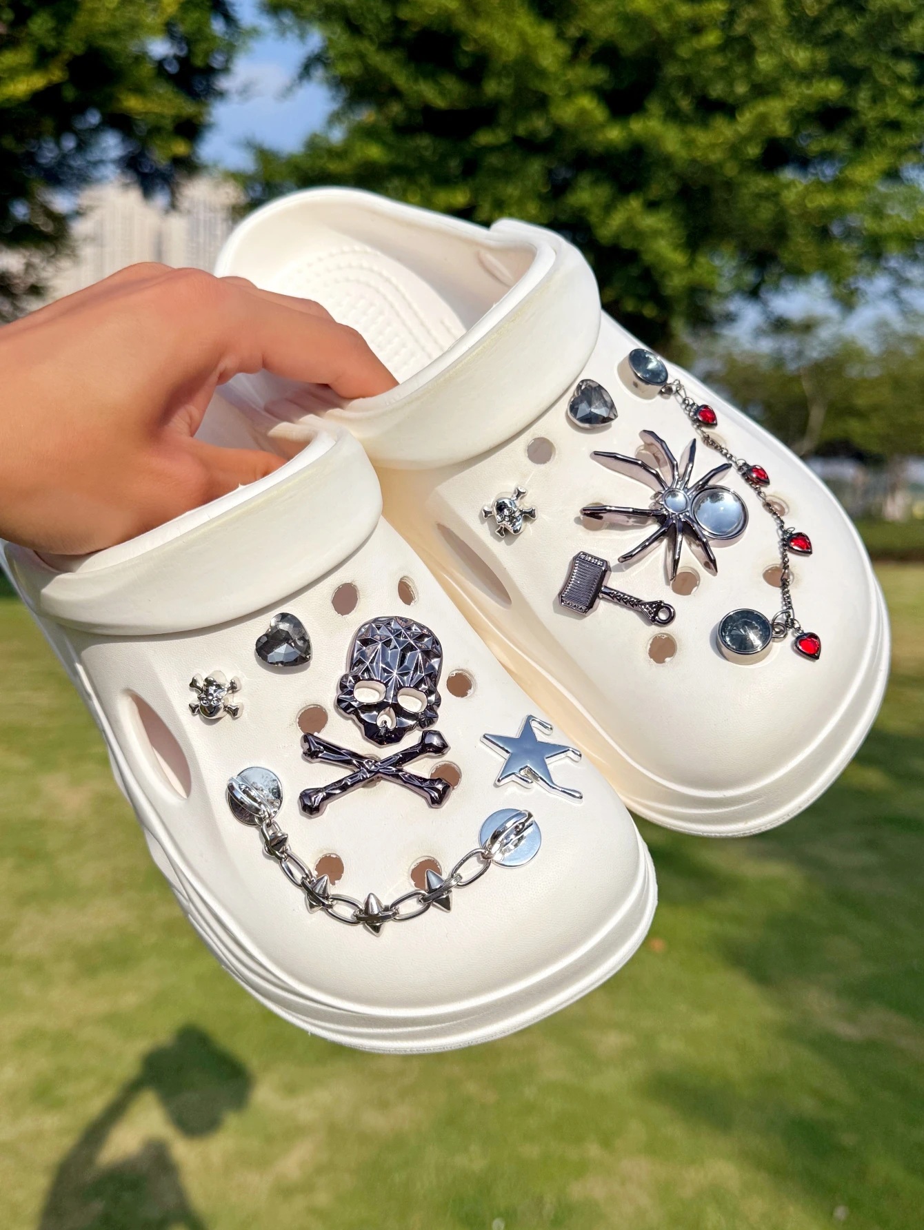 11 pairs of skeleton spider heart-shaped shoes decorations - DIY detachable shoe accessories, shoe decoration parts, holiday gif
