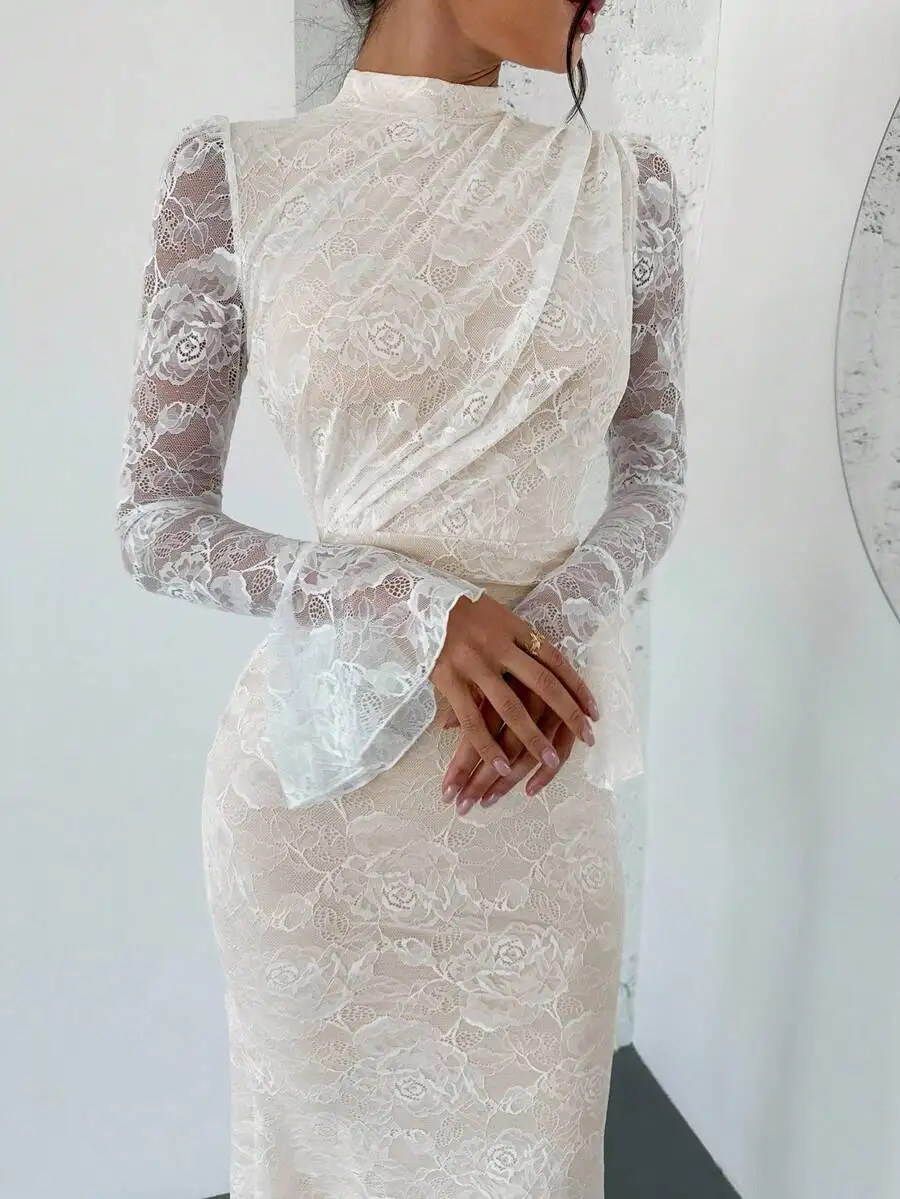 

Элегантное белое кружевное платье-русалка с пышными рукавами и высоким воротником