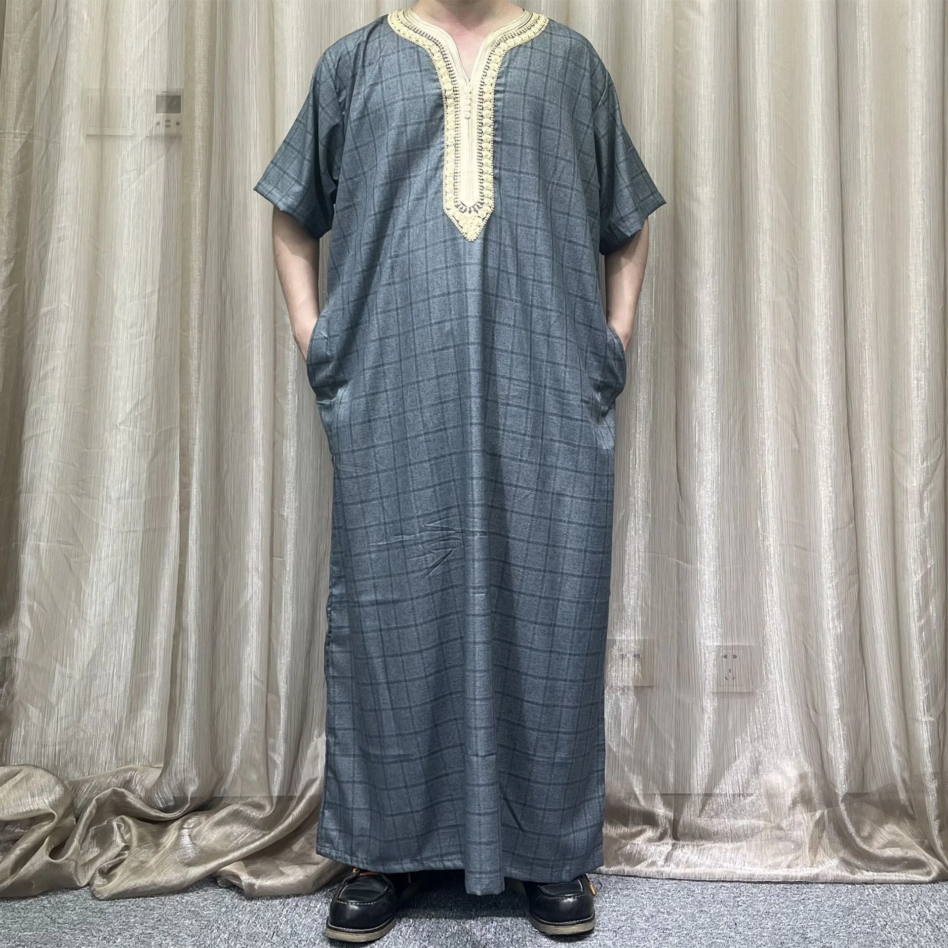الجملة 2025 الملابس الإسلامية المتواضعة العربية جوبا تصميم جديد التطريز Thobes مع جيوب منقوشة ثوب رداء للرجال M0105