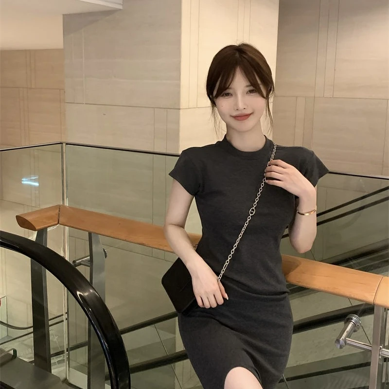 ชุดเดรสเสื้อยืดแขนสั้นสาวเครื่องเทศเซ็กซี่ 2025 ฤดูร้อนกระโปรงยาวผู้หญิงแยกสีดํา