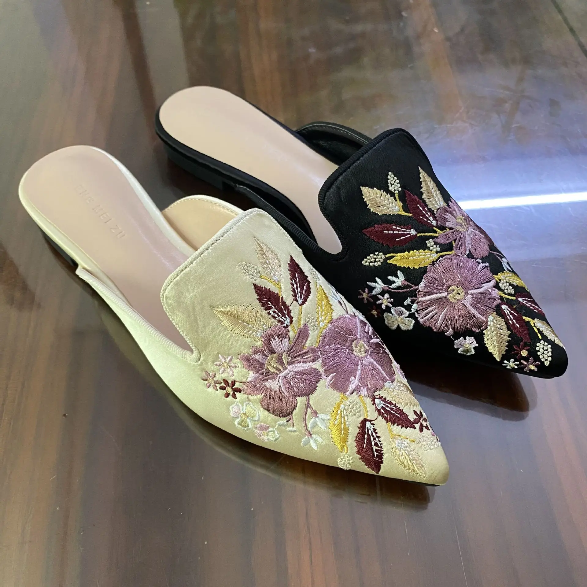 Chinelos femininos sapatos bordados flor plana de fundo pontiagudo mueller chinelos saco cabeça chinelos ao ar livre sandálias retro feminino