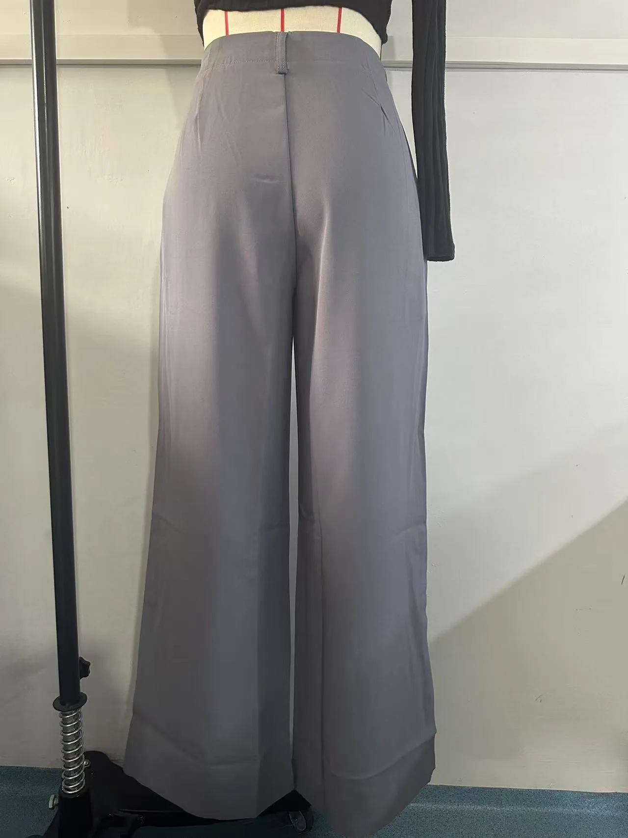 Damen High-Waist Straight-Leg Hosen Slim Fit Einfarbige Plissierte Anzughosen mit Taschen Büro Klassische Freizeithosen – Detail 2