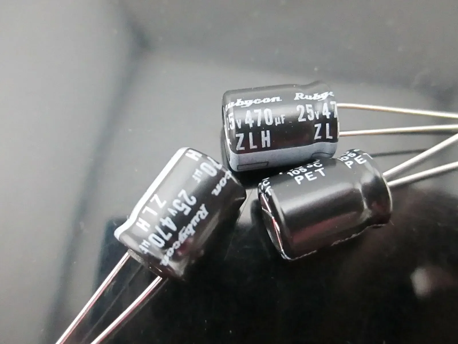 20pcs Rubycon 470UF 25V Japan Rubycon capacitor 25V470UF 10*12.5 ZLH high frequency low resistance 105℃