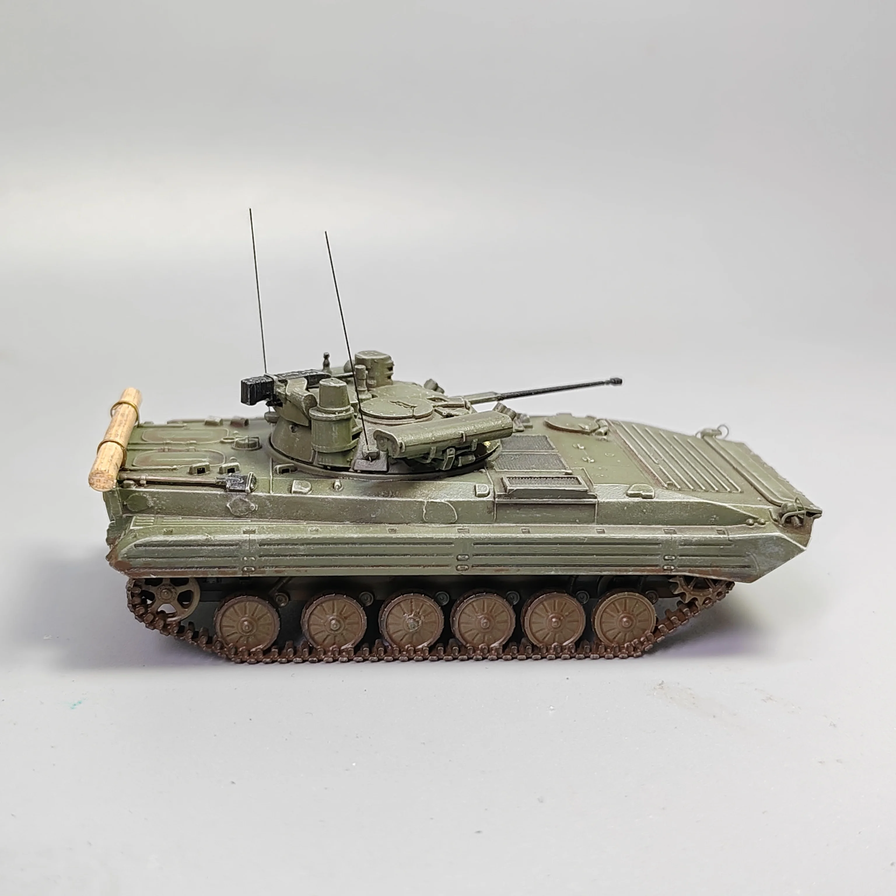 1:72 Scale Plastic Russian BMP-2M Infantry Fighting Vehicle Tank Model Militarized Combat Track Type Classics Souvenir Gifts Toy