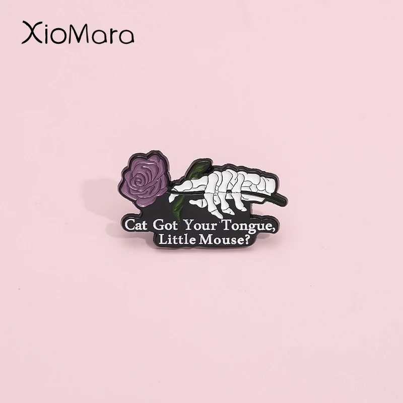 Esqueleto gótico con rosa en la mano, insignia esmaltada, Pin de gato, tiene tu lengua, ratón pequeño, citas de burlas, broche, insignia de solapa, joyería