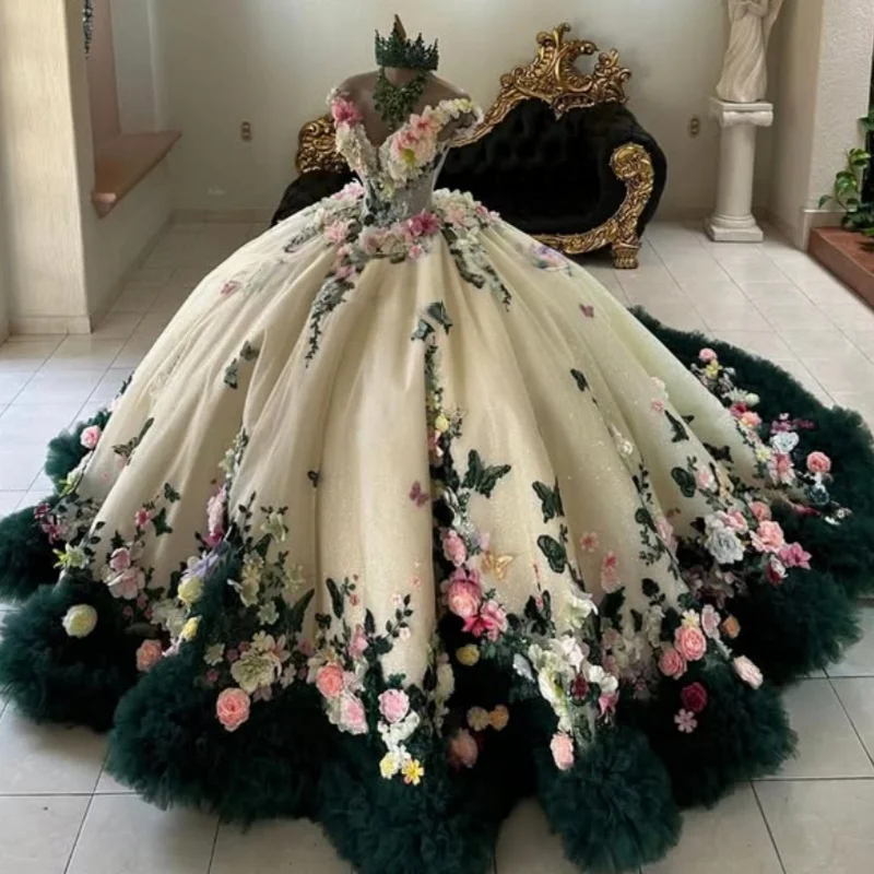 グリーンのキンセアニェーラドレス、クリスタルグリッター、3Dフラワーデカール、レースレイヤリング、ロングテール、ボウ、ベスティドス・デ・15、キンセアニェーラ ﻿ カスタマイズ