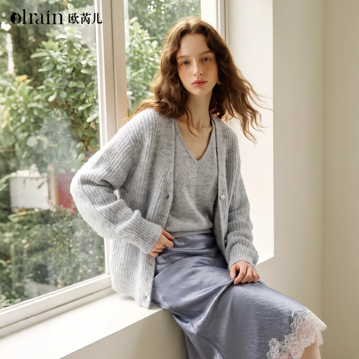 OLrain V-neck vest cardigan knitted two-piece set 2026 autumn new sweater women's flower gray bead yarn O58QM010122