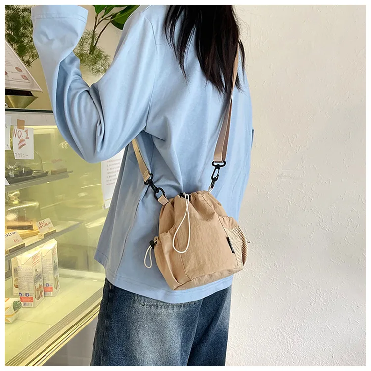 2026 Frühling Nylon Casual Umhängetasche für Damen, Modische Kordelzug-Beuteltasche, Vielseitige Handytasche für Unterwegs – Detail 6