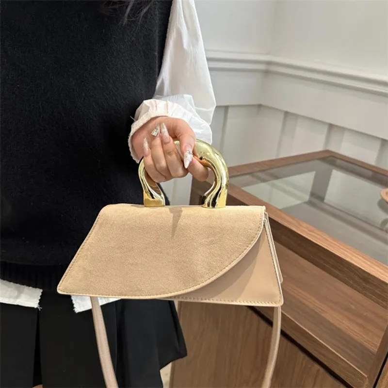 bolsa-de-luxo-em-veludo-e-couro-com-alca-esculpida-em-ouro-bolsa-mini-transversal-chic-para-mulheres-ideal-para-ocasioes-diarias-e-formais