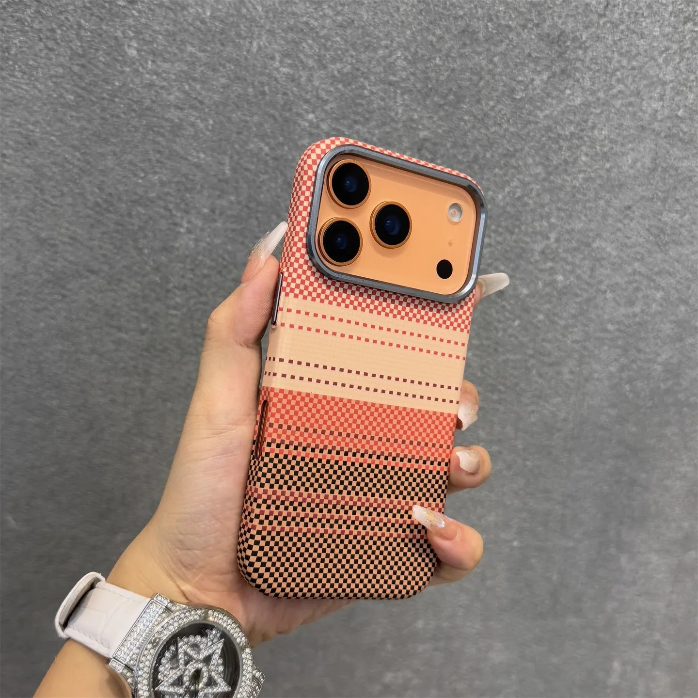 

Магнитный чехол в клетку градиентного цвета для iPhone 17, 16, 15 Pro Max, жесткий корпус из ПК, защитная задняя крышка с объективом камеры, карбоновая крышка