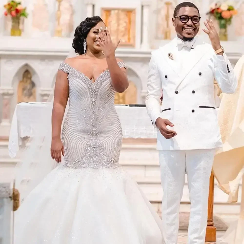 Maßgeschneidertes, schulterfreies, schulterfreies Brautkleid mit Perlenkristallen und glänzendem Tüll mit V-Ausschnitt im Meerjungfrau-Stil in Übergröße