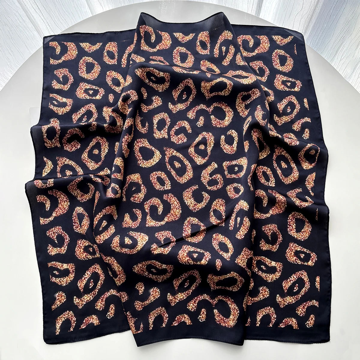 Luxuriöser Leoparden-Imitations-Schal, Damen-Design, quadratische Haarbänder, Foulard, Damen-Bandana, Halstuch, Stirnbänder – Detail 2