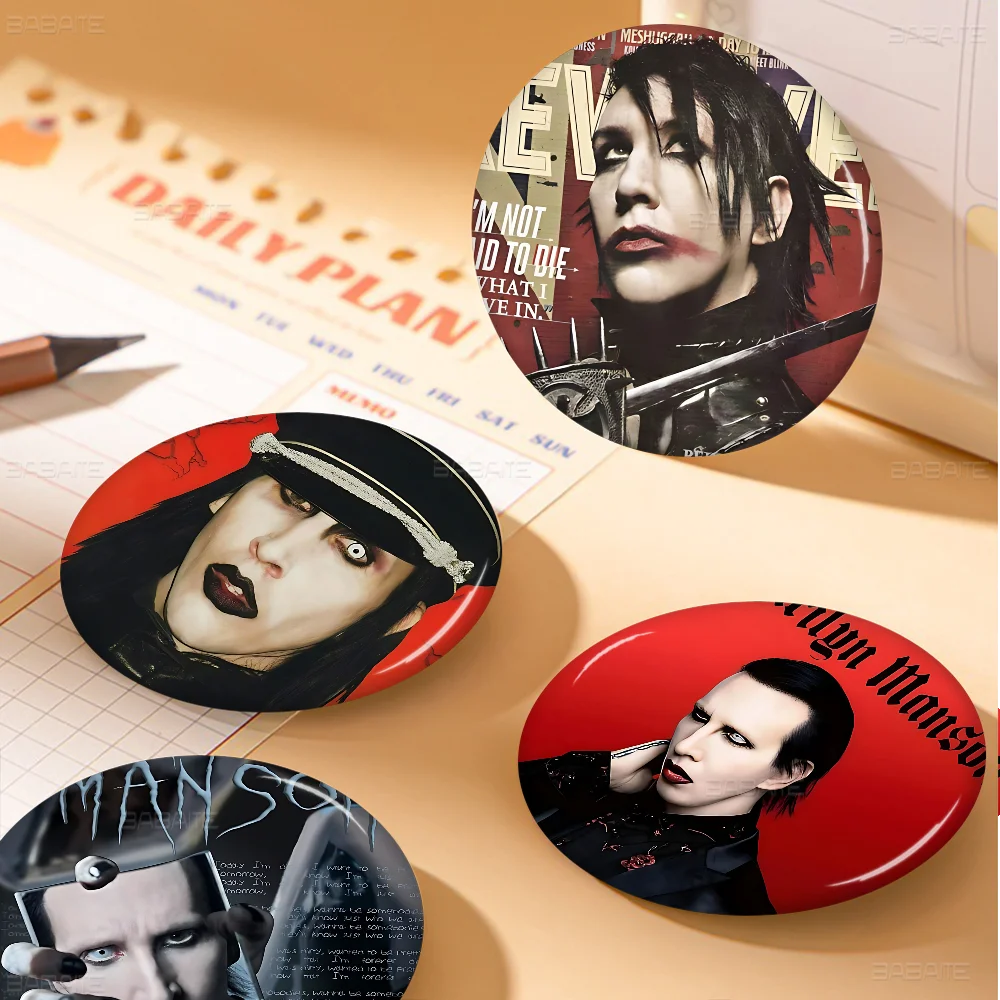Popular cantor m-marilyn m-manson botão redondo pinos slogan criativo broches mochila roupas decoração moda dos desenhos animados
