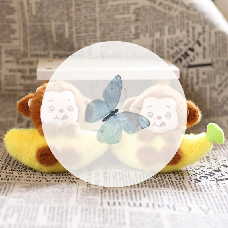 Uroczy pluszowy breloczek w kształcie małpy z bananem, idealny dodatek do torby dla chłopców.