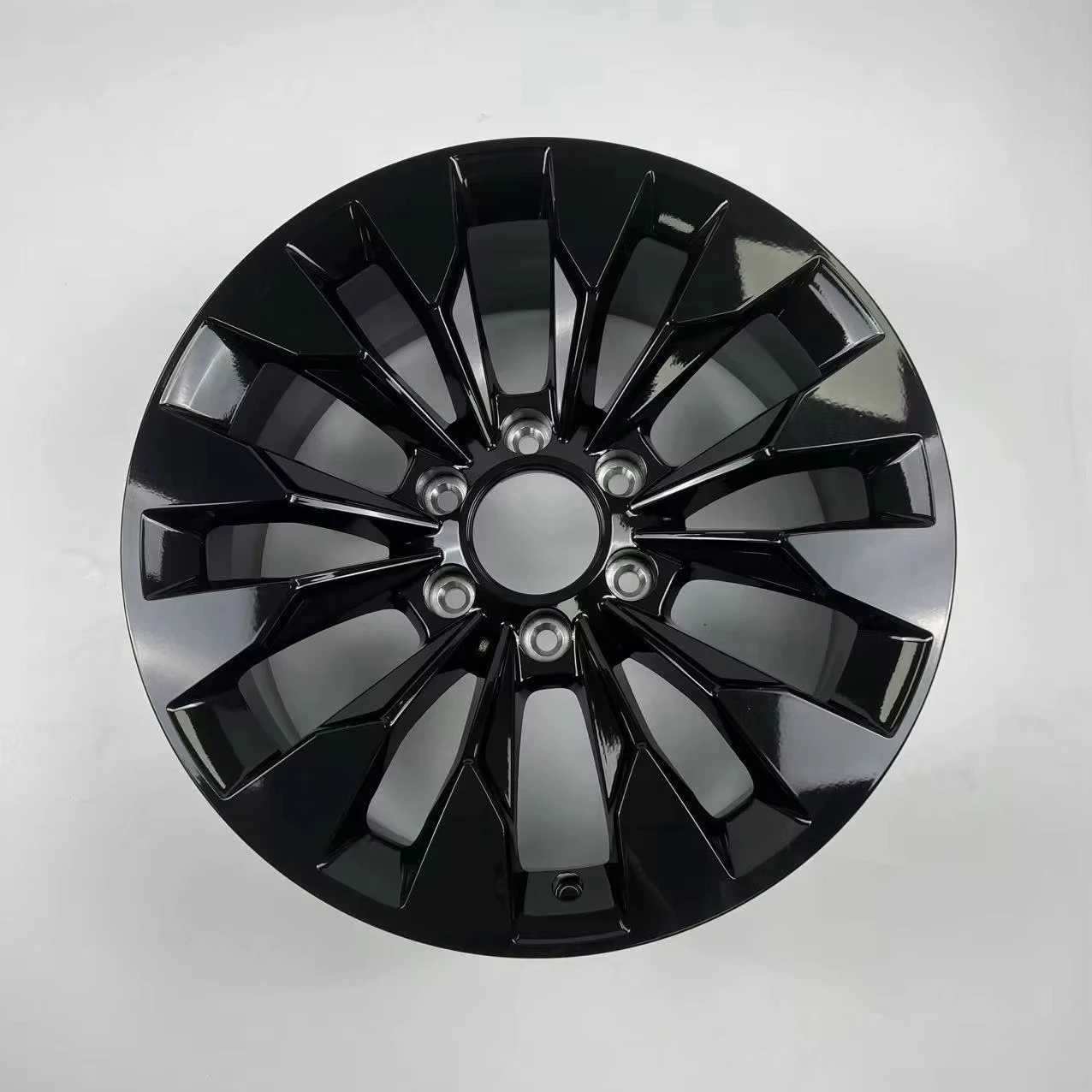 

Для 500 моделей: 19-дюймовые диски из алюминиевого сплава, стальные обода, новые запасные части.