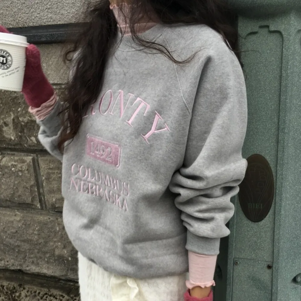Chic Autunno Inverno Fce Foderato Lungo Sve Lettera Ricamata Felpa da Donna Design Vintage Senso Rosa Riduzione dell'età