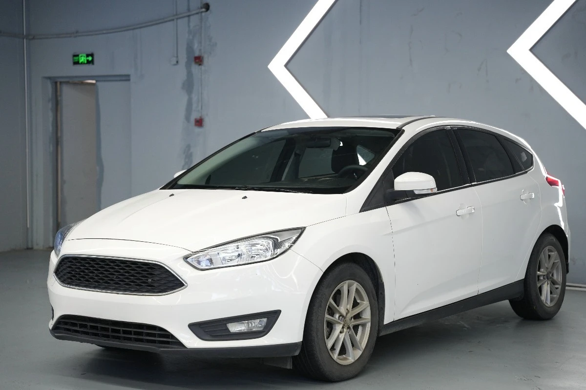Sedan Classic 1.6L Auto Trend Smart 100-150PS NA Ti-VCT Xenon Headlights Panoramic Sunroof Rear