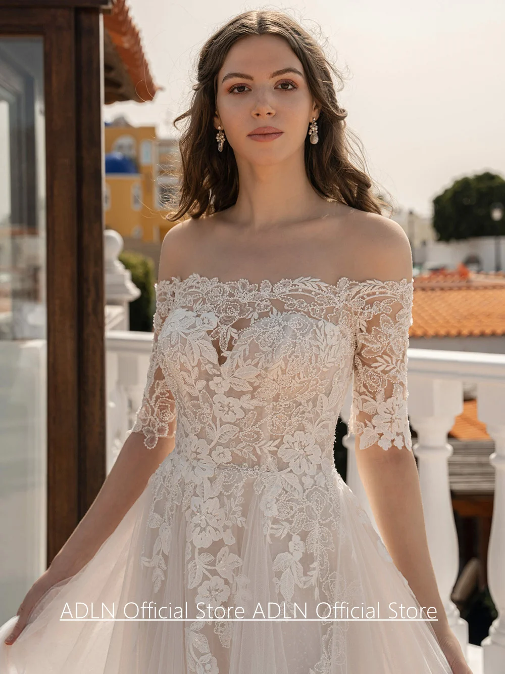 ชุดแต่งงานผู้หญิงแบบคอเรือ แขนสั้น ประดับเลื่อม แต่งแอพพลิเค ทรงเอไลน์ พร้อมชายกระโปรงยาว