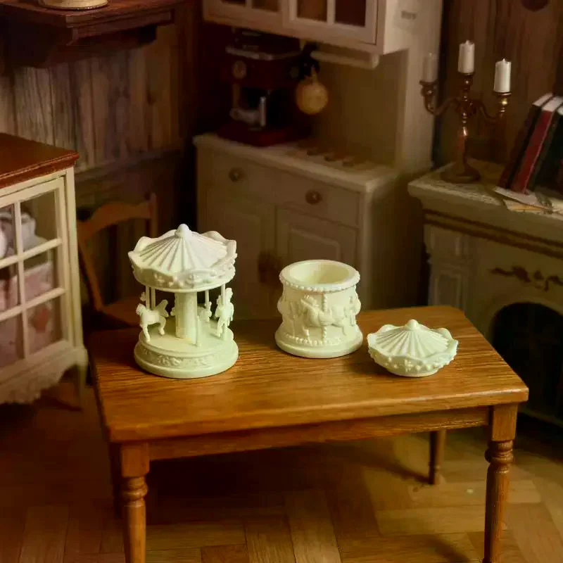 1 ชิ้น โมเดลกล่องเก็บของจิ๋วรูปม้าหมุนสำหรับบ้านตุ๊กตา อุปกรณ์ตกแต่งบ้านตุ๊กตา ของเล่นเสริมจินตนาการสำหรับเด็ก ของขวัญ