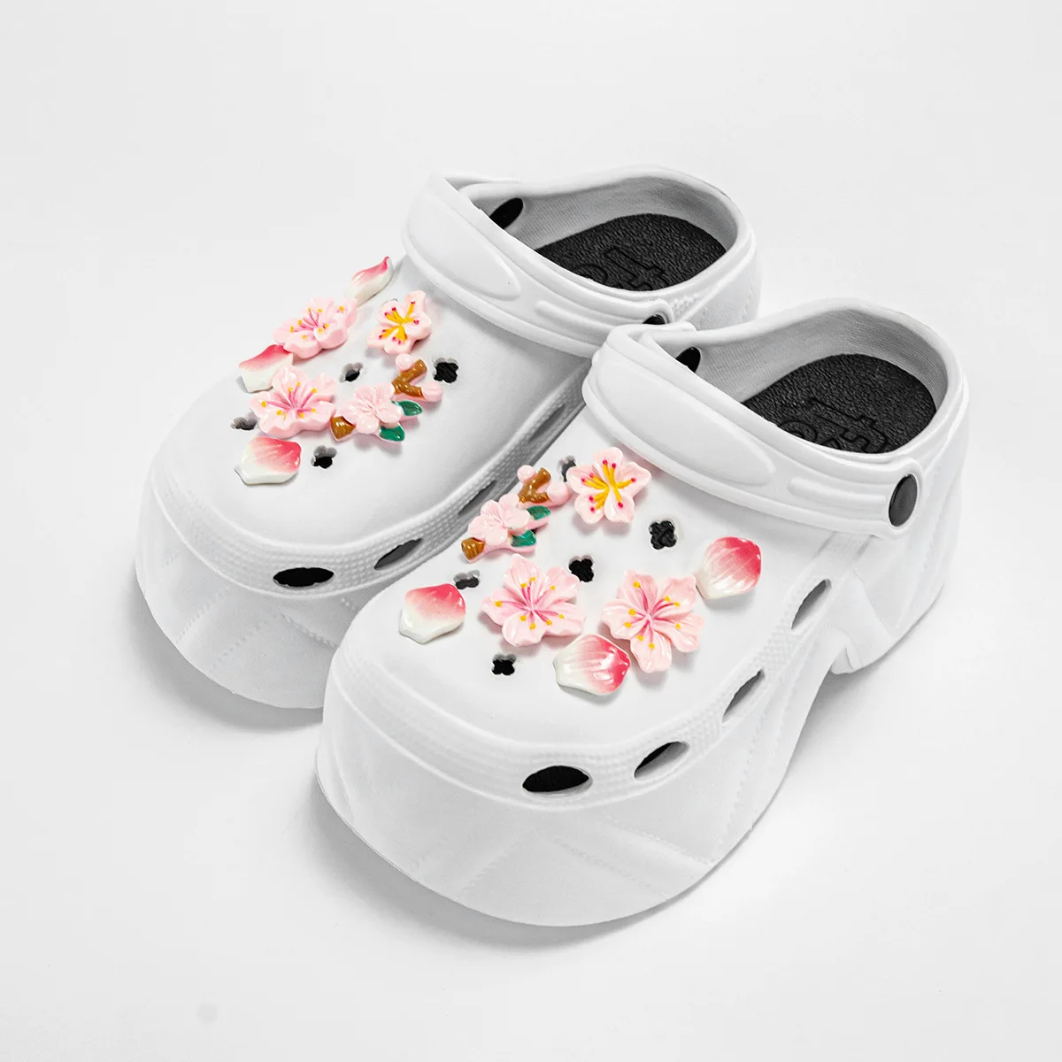 

New women's cartoon embroidered seasonal thick-soled shoes, summer beach outdoor casual non-slip sandals, student girls