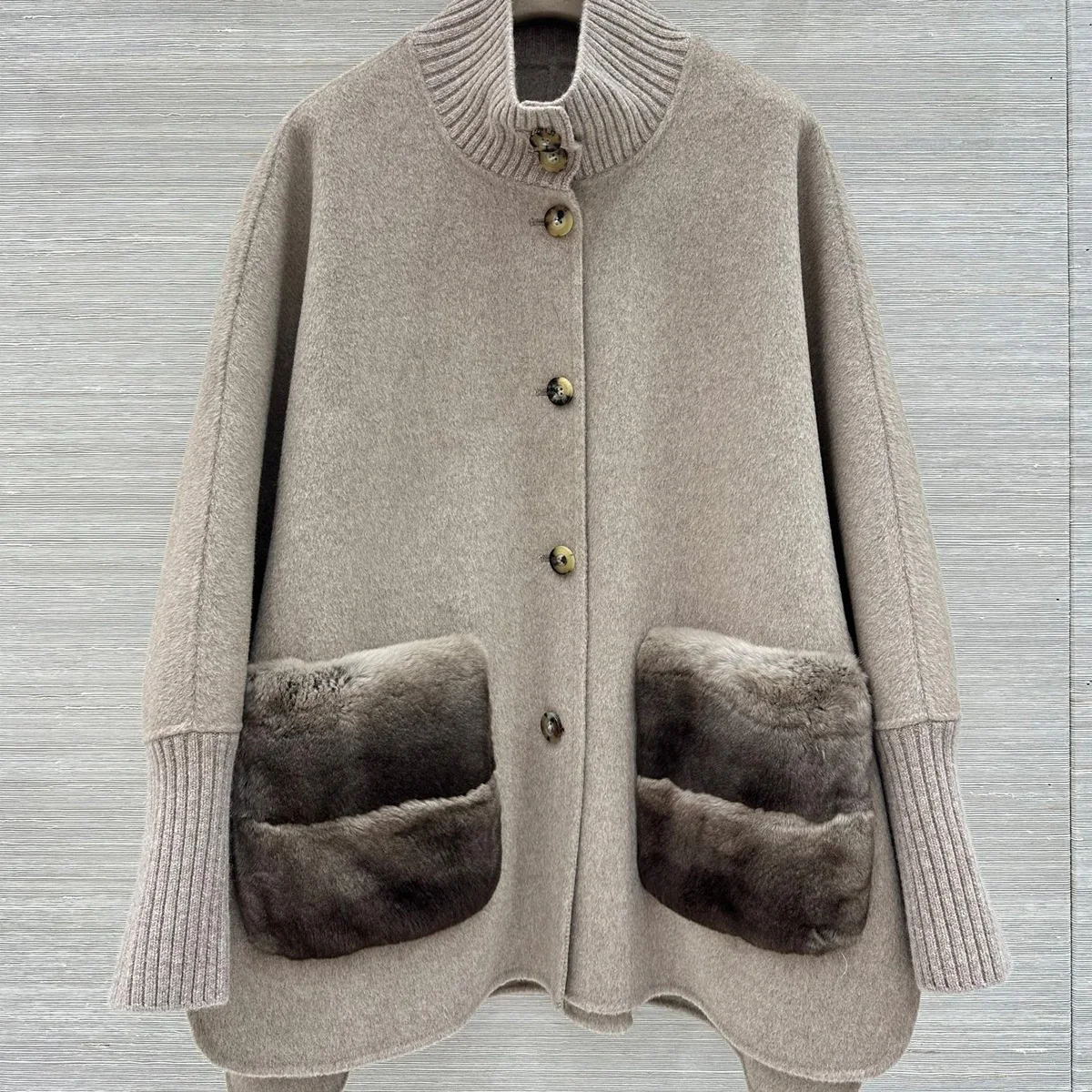 High Quality Women Loose Mid Length Coat, Rib Stand Collar Knit Cuff, Pockets Single Breasted Outerwear lyt2610779