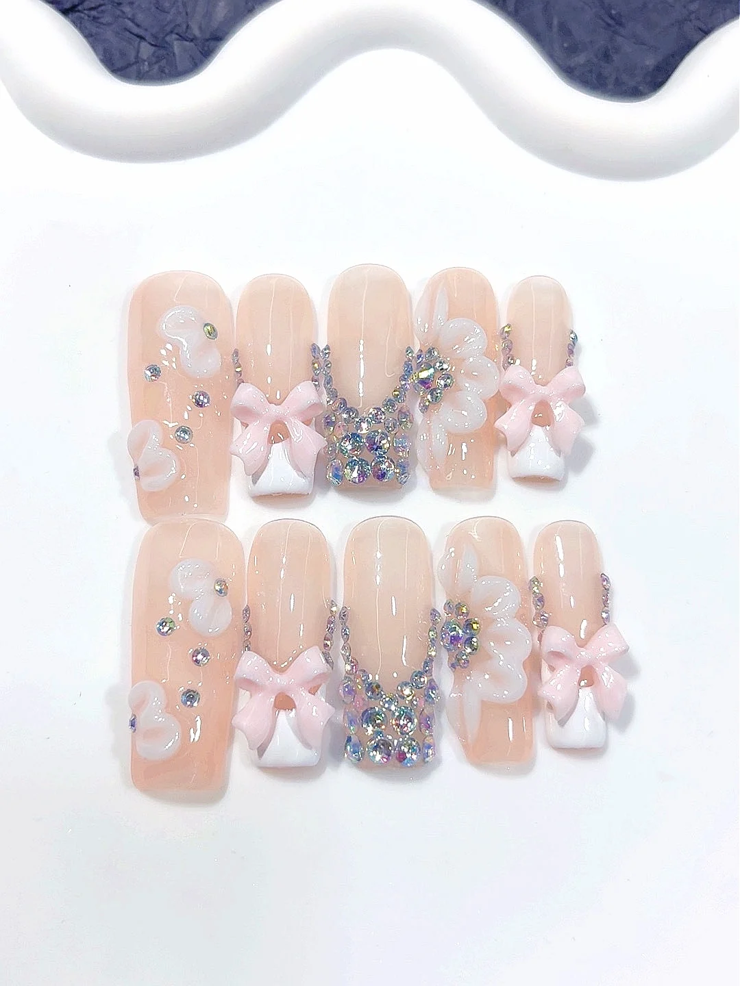 Pfirsichfarbene, nackte 3D-Rosa-Schleife zum Aufdrücken der Nägel – künstliche Nägel mit schillerndem Strass-Blumenakzent, handgefertigt für Frauen (D601)