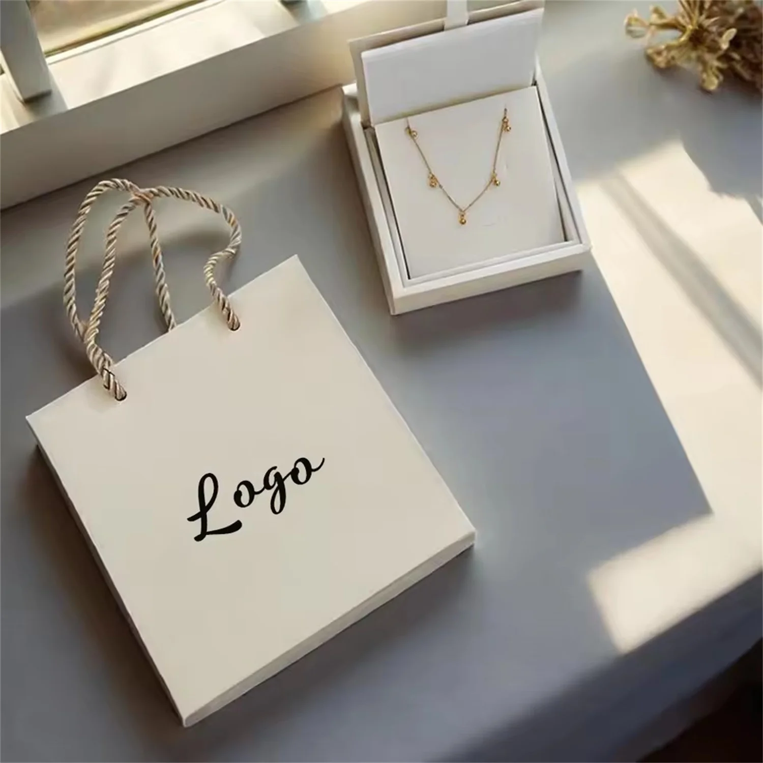 

Custom Logo 14x7x15cm Jewelry Paper Handle Bags Wedding Gift Organizer Folder Handbag Cosmetic Packaging Travel Portable Pouches