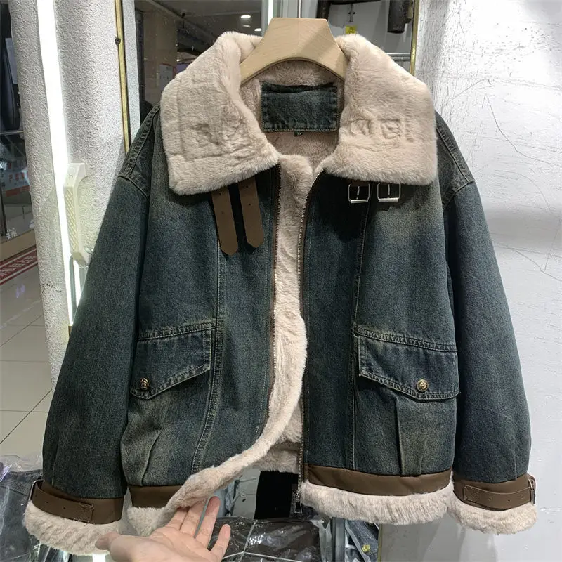 Women Denim Sherpa Lined Jacket Faux Fur Collar Zip Up Warm Winter Coat Loose Vintage Lamb Fleece Outerwear with Buckle Decor