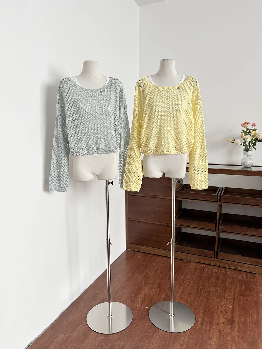 

Весенний женский вязаный жилет 2026 с вырезами, свободный крой, комплект из двух предметов, универсальный, нежный стиль, эффект похудения, модный