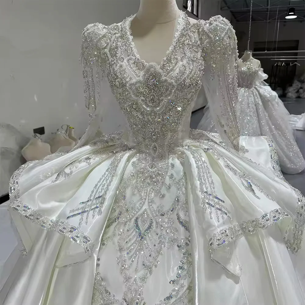 فستان زفاف طويل من Robe De Mariée بأكمام طويلة ورقبة على شكل V مطرز بالخرز من الكريستال برباط علوي وفتحة خلفية فستان زفاف طويل فيستدو دي نوفيا
