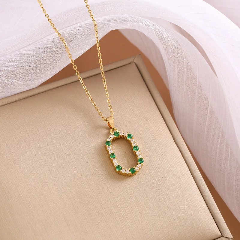 幾何学的なペンダントチタン鋼ネックレス、女性用ジュエリーネックレス、女性用インターネットセレブの新しいエメラルドの輝き、ニッチ