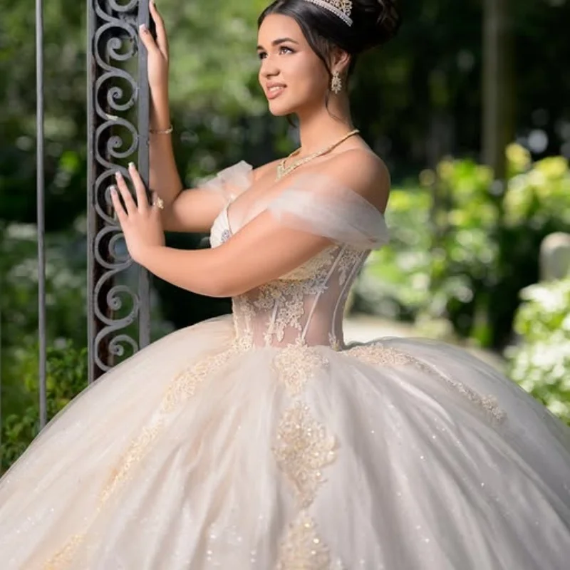Luz personalizada champanhe quinceanera vestidos fora do ombro apliques de cristal cauda longa renda tull vestido 15 quinceanera