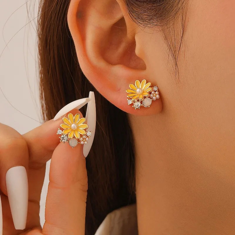 

Spring/Summer New Yellow Dripping Oil Daisy Earrings with Female Style, Fashionable, Sweet and Versatile Accessories