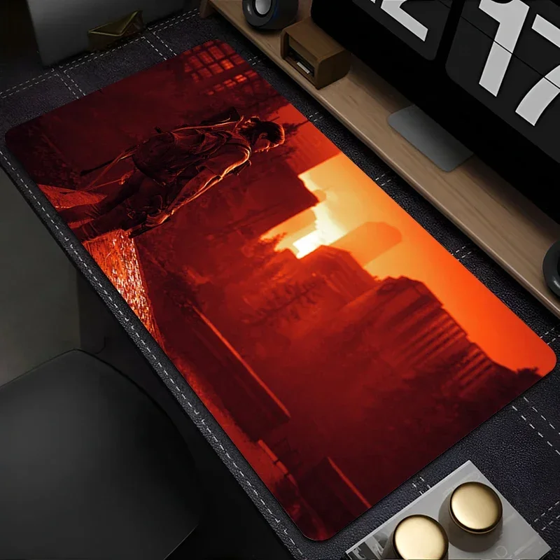 لوحة ماوس أنيمي أبيض وأسود ممتدة لوحة ماوس كمبيوتر محمول The Last Of Us 2 Gamer سطح المكتب ماوس حصيرة ألعاب الكمبيوتر لوحة المفاتيح الإرهابية