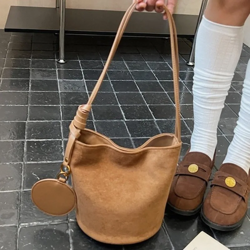 

Retro Suede Bucket Bag for Women in Autumn and Winter 2026 , Fashionable Single Shoulder Armpit Bag, Versatile Commuting Bag