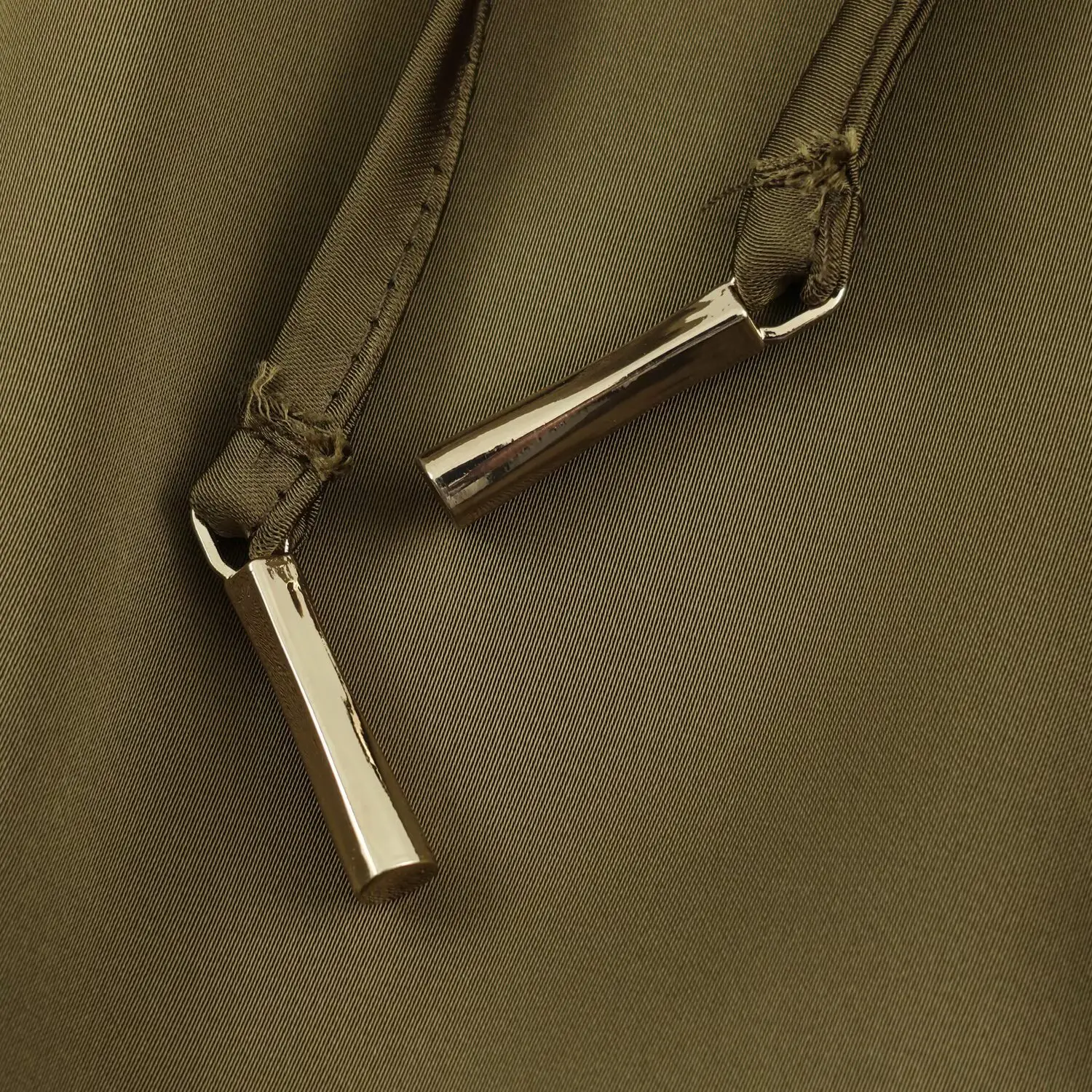 BSAY 2026 Neues Minimalistisches Satin-Zweiteiler-Set mit Drapierter Kragenpartie, Ärmellosem Oberteil mit Schulterknöpfen und Tailliertem Midi-Rock für Damen – Detail 23