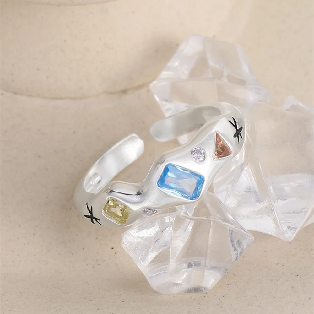 

Корейское серебряное кольцо с цирконом цвета INS — серебро S925, микро-паве, 7 камней (женское регулируемое)