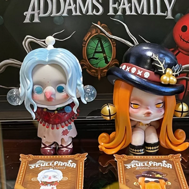 User-X Skullpanda X The Adams Family Series Blind Box Doll Action Figure binarie Modello Doll Toys Figure Regalo di compleanno Anime