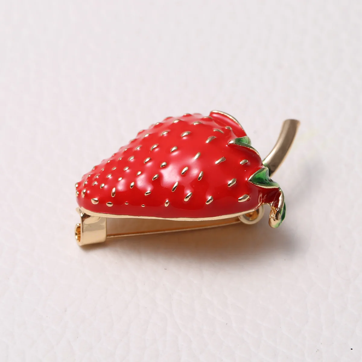 Exquisite strawberry brooch, fruit clasp, personalized, fashionable, compact mini pin, small and cute accessories