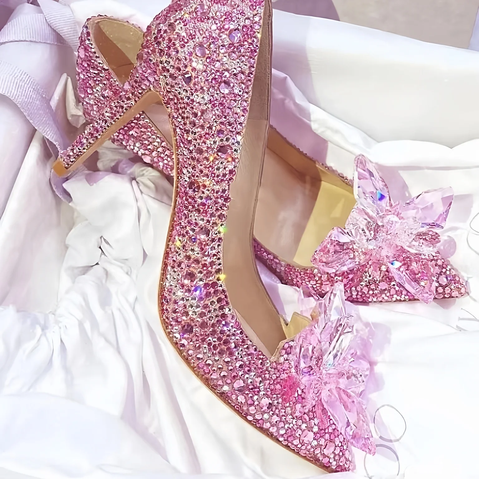 chaussures-de-mariage-de-haute-qualite-pour-femmes-a-bout-pointu-avec-cristaux-talons-fins-elegantes-et-tendance