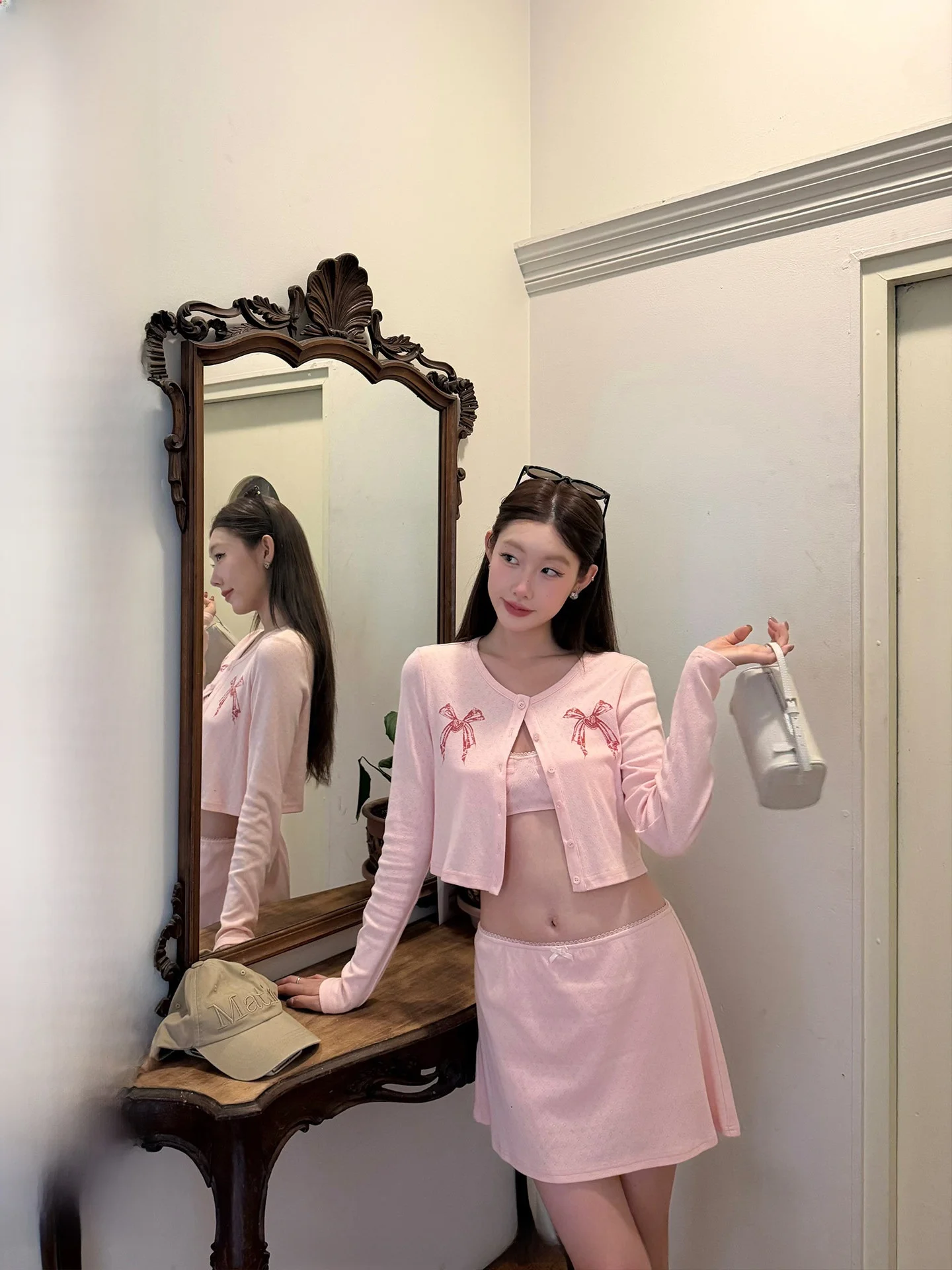 

Комплект Ranwear: юбка А-силуэта с принтом «Сердечки», кардиган на пуговицах с коротким рукавом и жилет с узором «Узелки» средней длины