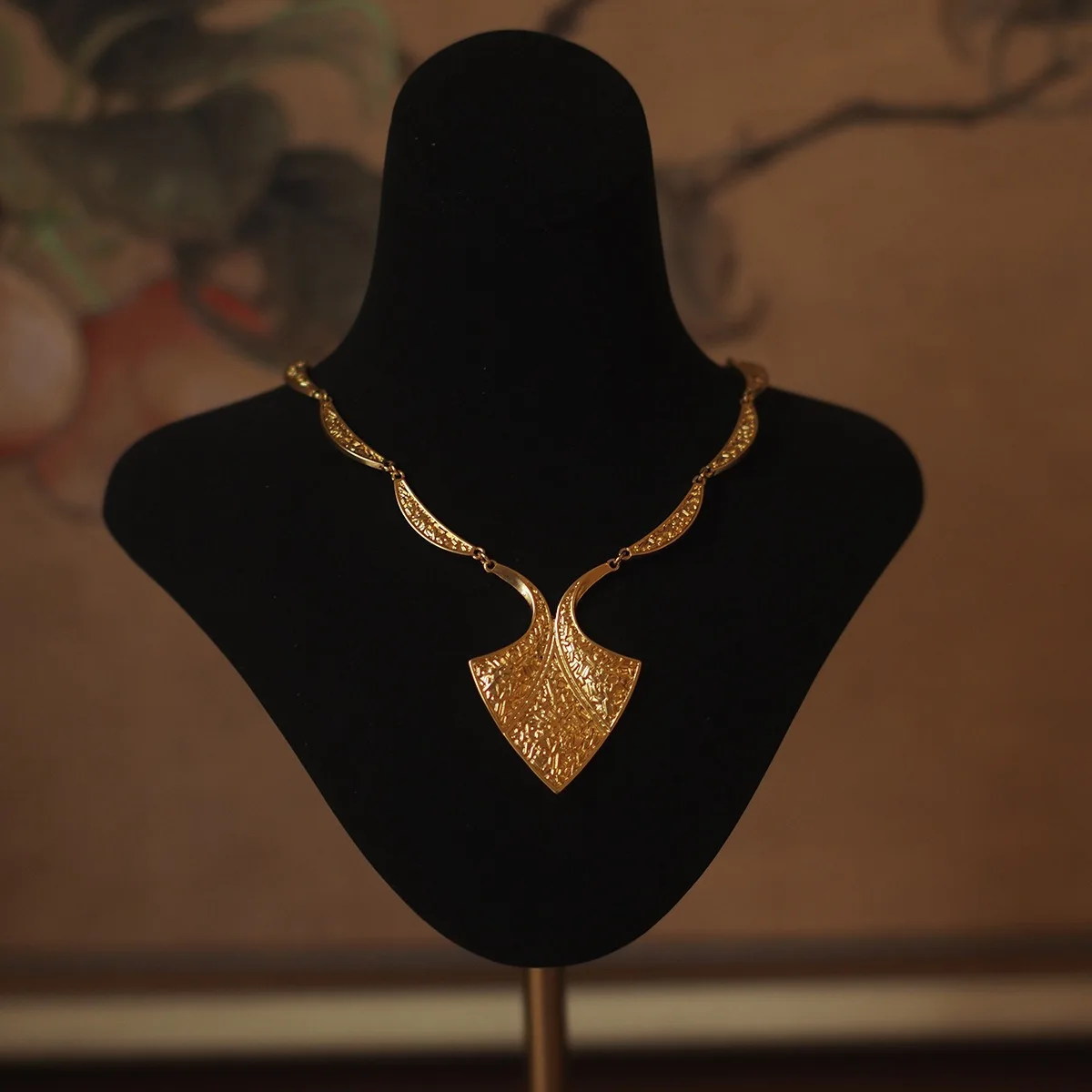 Vintage High Fine Jewelry Replica 18K Gold Filled Ribbon Silk Leaf Shape Pendant Wavy Line Choker Necklace Retro Costume Jewelry