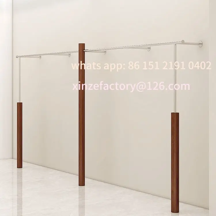 رف عرض متجر لبيع الملابس من خشب الجوز الصلب قابل للتخصيص من الأرض إلى السقف، شماعات جدارية من الفولاذ المقاوم للصدأ