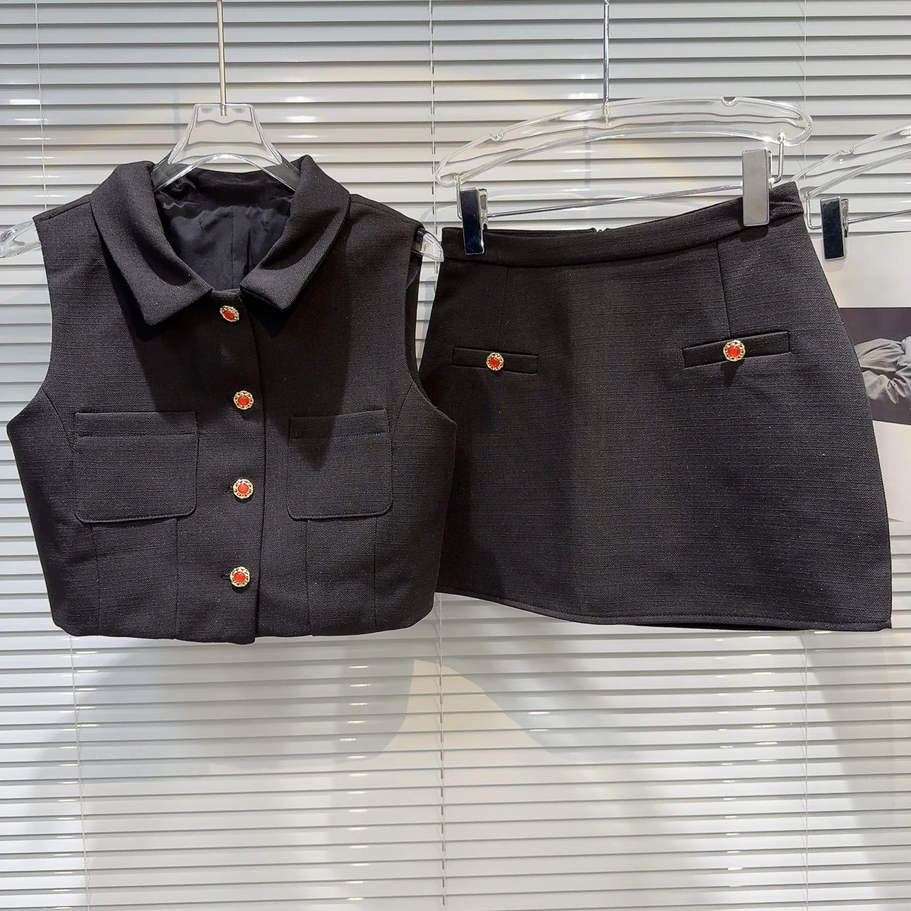 Conjunto de Top y Falda Corta con Botones de Piedras Preciosas, Estilo Dulce para Mujer, Verano 2026, Elegante, a la Moda, Cintura Alta, Color Puro