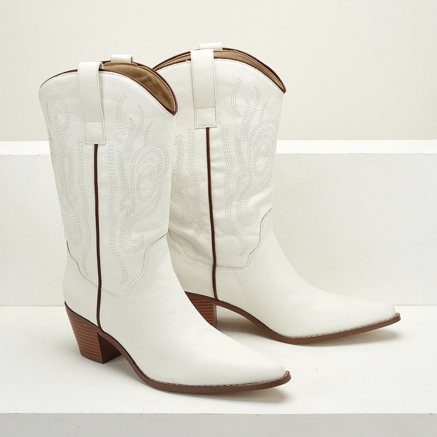 

Женские сапоги до середины икры в западном этническом стиле на массивном высоком каблуке с V-образным вырезом, вышитые, из искусственной кожи, с заостренным носком