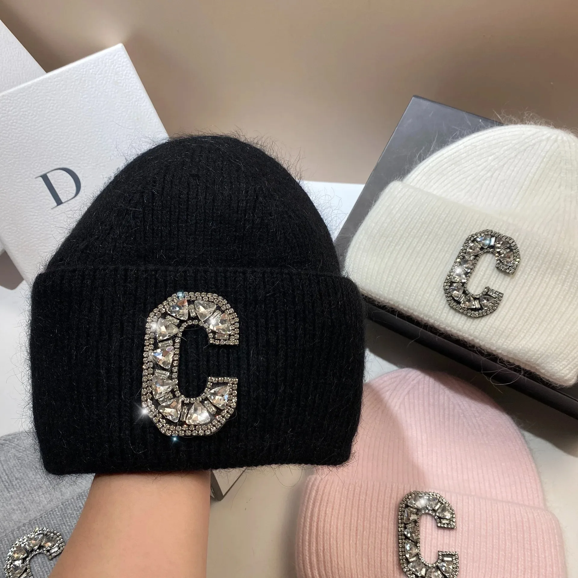 Gorro de punto con letra C y diamantes de imitación de lujo para hombre y mujer, gorro cálido de invierno con piel de conejo auténtica, protección para los oídos, gorros Sking