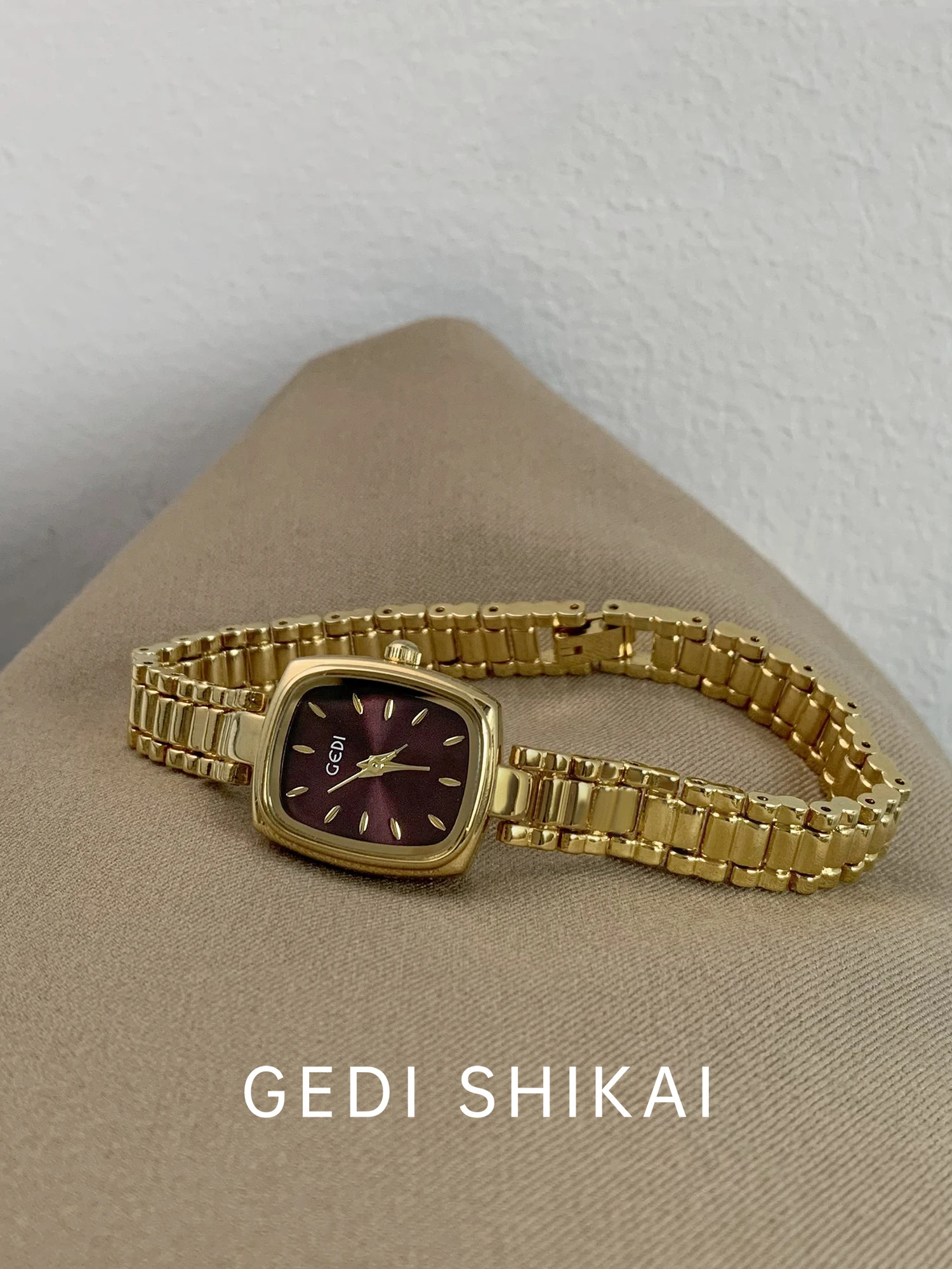 ساعة ريترو للنساء خفيفة فاخرة على الموضة النسائية سلسلة مربعة قرص صغير 2025 ساعات جديدة راقية مختارة إكسسوارات نسائية