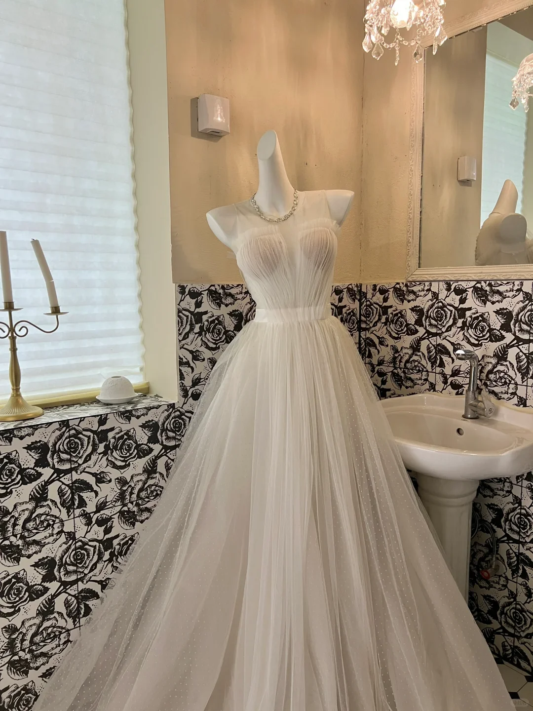 

Charming Ivory Wedding Dress A-Line V-Neck Floor Length Pleated Sleeveless Backless Tulle Banquet Celebrity Bridal Evening Gown