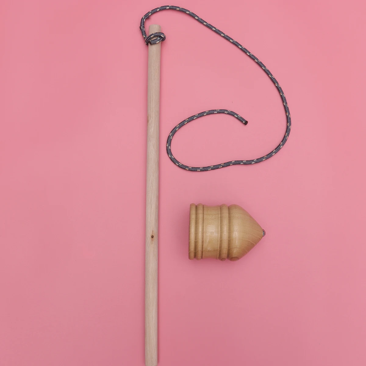 楡材8cmブラウン木製トップスピニングゲーム、子供向けハンドヘルドジャイロペグトップ、STEMスキル開発アクティビティ、ヴィンテージクラフト、楽しい